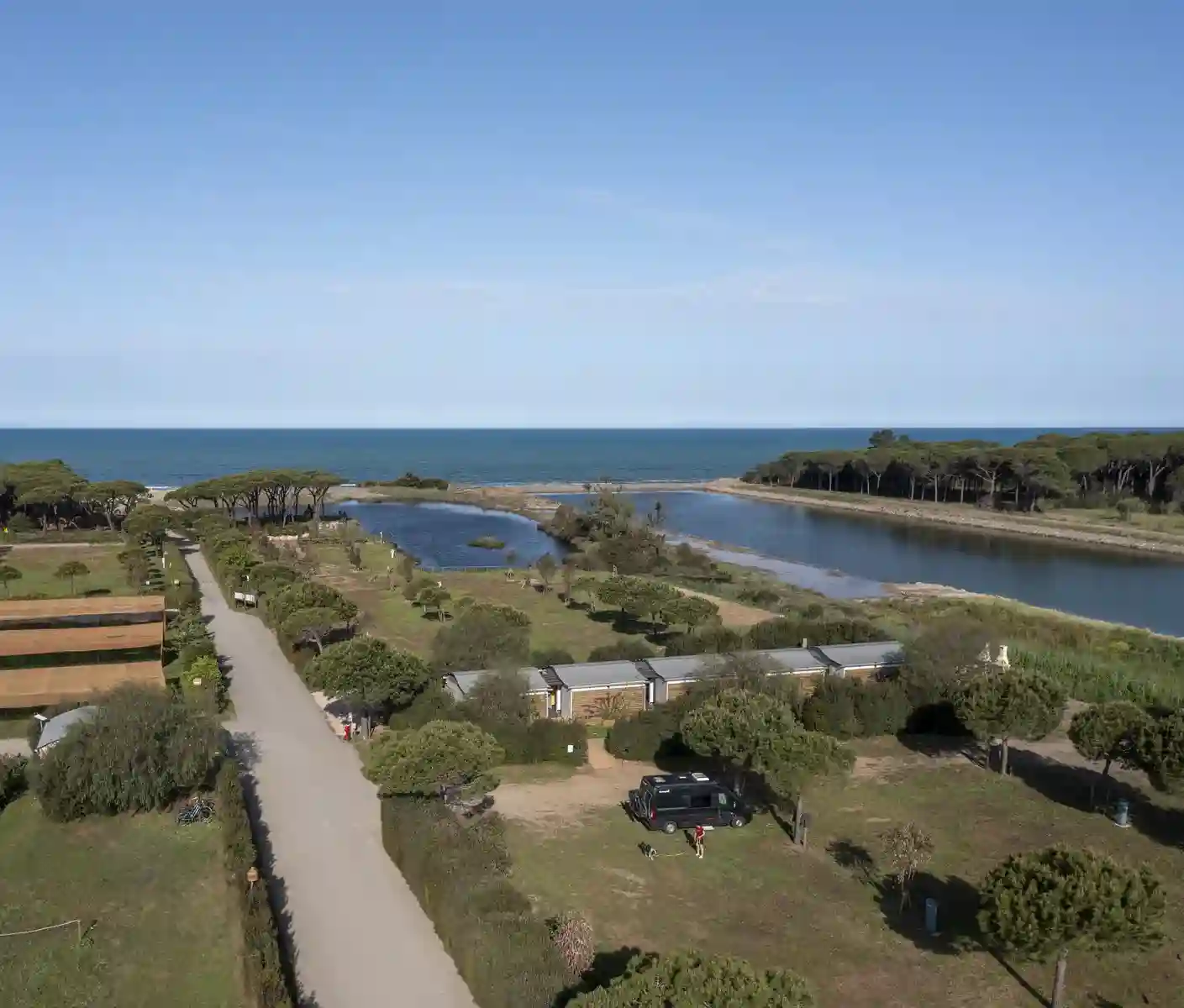 Vista dall’alto delle piazzole e della costa di Nomad Argentario