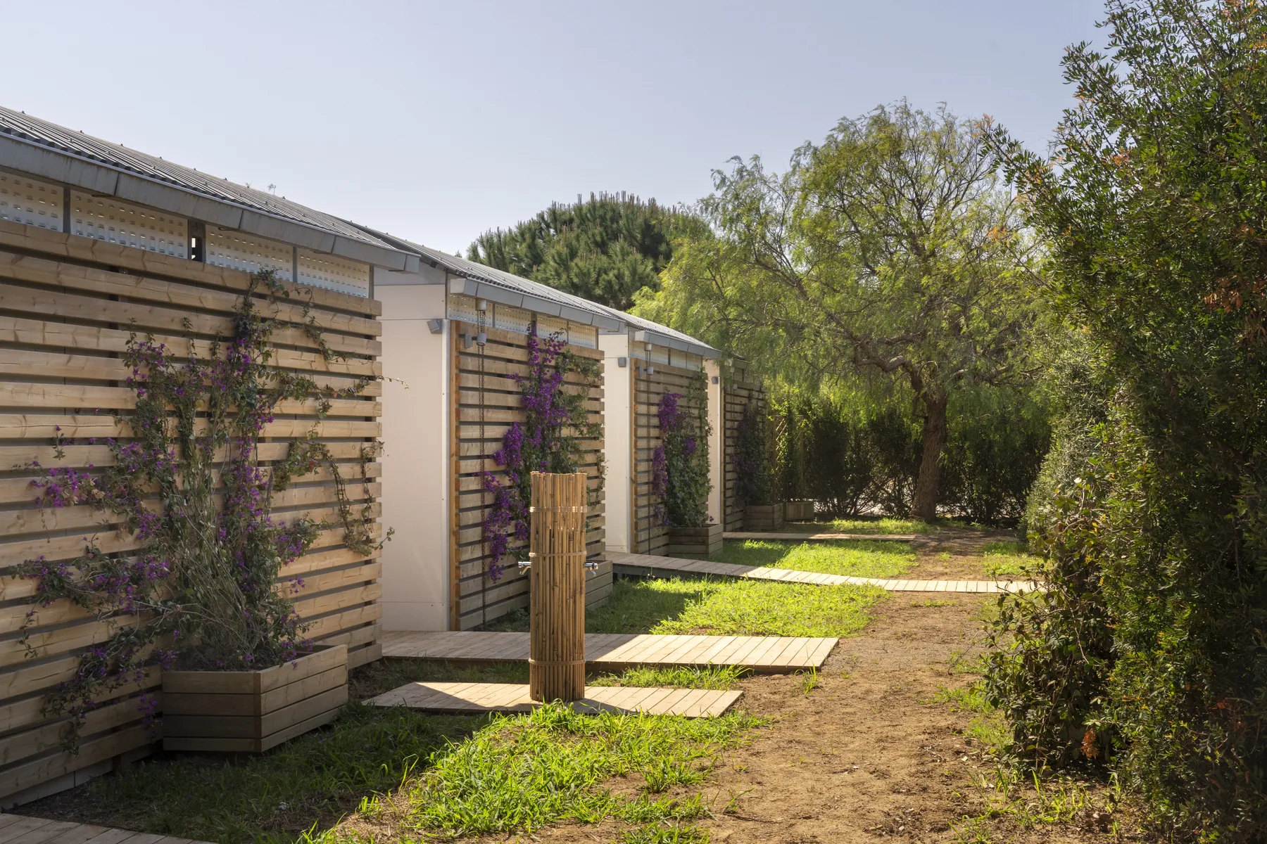 Guests relaxing at the Nomad Argentario camper area